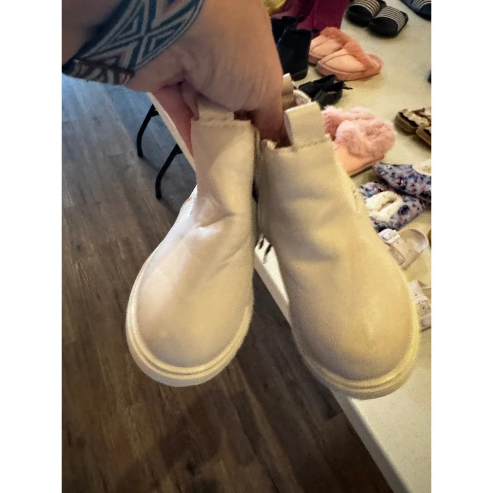 Kids Cream Faux Leather Chelsea Lug Sole Boots Size 24 Pull On Off White